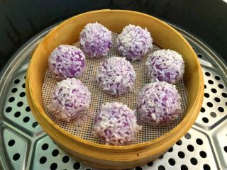 11、紫薯糯米丸子,蒸锅放入适量水烧开,把蒸笼放进去,大火蒸30分钟关火。