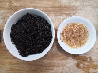 2、紫菜虾皮汤,把紫菜放入碗中，加入水泡发，干虾皮中，加入料酒泡软备用