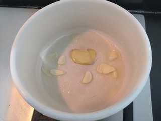 11、紫菜虾皮汤,放入姜片和蒜片，翻炒爆香