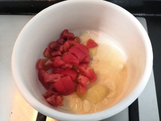 12、紫菜虾皮汤,倒入，番茄块