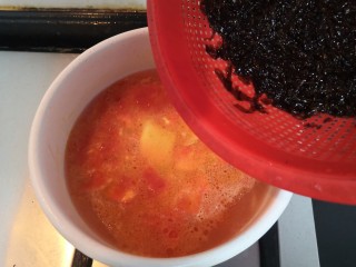 15、紫菜虾皮汤,煮至滚开，倒入紫菜