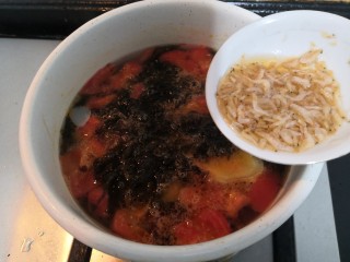 16、紫菜虾皮汤,倒入，料酒虾皮