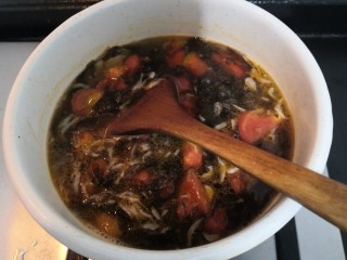 18、紫菜虾皮汤,搅拌均匀，继续烧煮