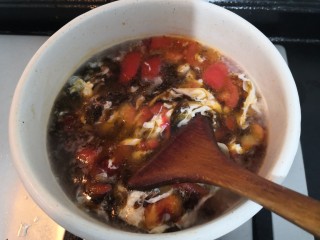 20、紫菜虾皮汤,用铲子，划圈搅拌，使鸡蛋液，凝固断生成蛋花