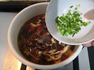 21、紫菜虾皮汤,关小火，加入小葱
