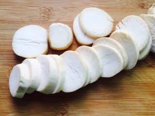 2、蚝汁杏鲍菇,杏鲍菇清洗干净切片