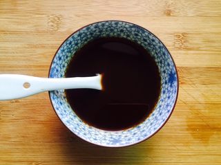 5、蚝汁杏鲍菇,取一碗加入一勺蚝油、生抽、老抽、白糖、鸡精、生粉和适量的清水调匀备用