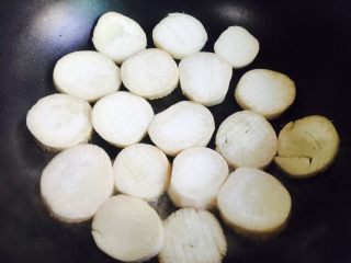 6、蚝汁杏鲍菇,锅中倒入花生油加热至七成热倒入杏鲍菇小火慢煎片刻至微微金黄