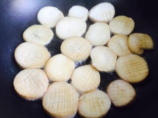 7、蚝汁杏鲍菇,再翻面煎至金黄，将杏鲍菇盛出装盘备用