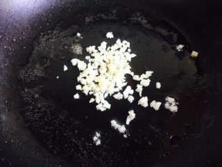 8、蚝汁杏鲍菇,锅中留底油放入蒜末小火煸香