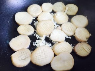 9、蚝汁杏鲍菇,倒入杏鲍菇