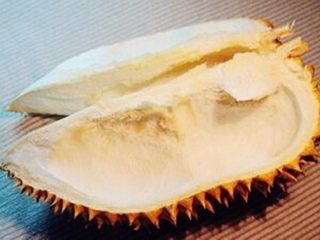 1、榴莲壳炖鸡,榴莲剖开，取出果肉,我们这里用的是白色的瓤部，用刀小心将白色部分取下~