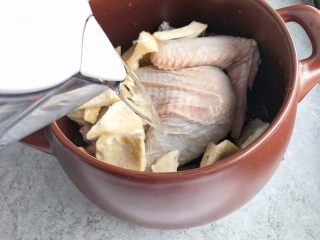 2、榴莲壳炖鸡,，水量以没过肉鸡表面为宜,水量一次加足~