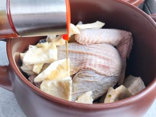 3、榴莲壳炖鸡,盐可以稍后再加~