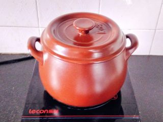 4、榴莲壳炖鸡,炖汤,我喜欢用坤博砂锅,炖出来的食物,营养不易流失!大火烧开后，汤面上的浮油撇去，加入适量的盐,用微火炖1小时。可加入适量的北虫草和枸杞,但