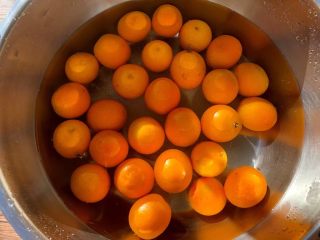 2、金桔酱,把金桔放入盆里，放入一勺盐，倒入适量水，浸泡半个小时，浸泡好用盐搓洗金桔外皮，全部弄好，清洗干净沥水待用。