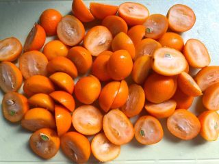 3、金桔酱,把金桔对半切开，籽不要丢掉，金桔的籽有化痰的作用，全部切好放入盘里待用。