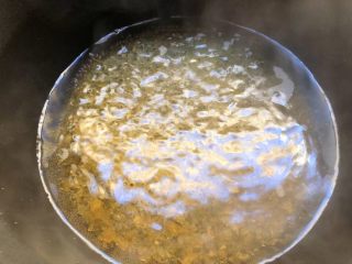 4、金桔酱,取一个没有油的锅，锅里放入300ml水烧开，倒入250克冰糖，小火煮至融化，这期间要不停的搅拌，以免糊锅。