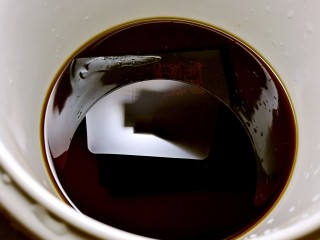 2、滋阴养血阿胶糕,加入黄酒,浸泡一天