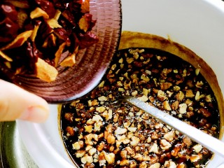 8、滋阴养血阿胶糕,倒入红枣碎