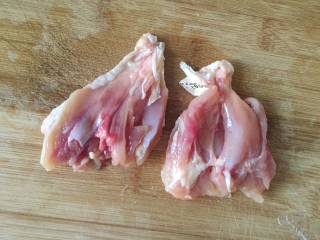 2、自制风味炸鸡,对半剪开