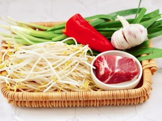 1、韭菜炒豆芽,首先备齐所有的食材，绿豆芽去根，韭菜摘洗干净。