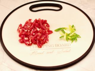 3、韭菜炒豆芽,梅花肉洗净用刀切成细条，小葱切碎。