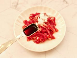 4、韭菜炒豆芽,切好的梅花肉里，加入淀粉和生抽调味拌匀后腌制10分钟。