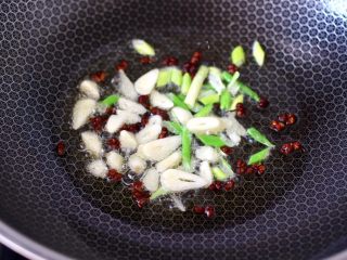 5、韭菜炒豆芽,锅烧热倒入花生油烧至六成热时，加入花椒小火炸香，再大火爆香葱蒜。