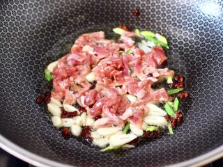 6、韭菜炒豆芽,这个时候加入腌制好的梅花肉。