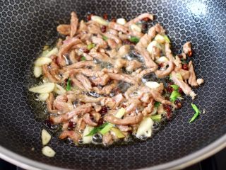 7、韭菜炒豆芽,大火快速翻炒至变色断生。