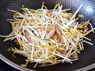 8、韭菜炒豆芽,加入洗净的绿豆芽，翻炒均匀。