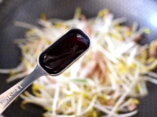 9、韭菜炒豆芽,加入蚝油调味调色。