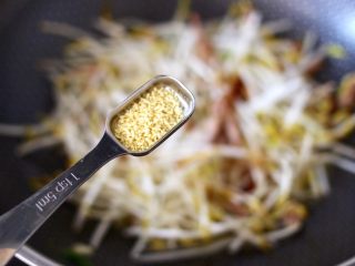 11、韭菜炒豆芽,最后加入鸡精增加口感。