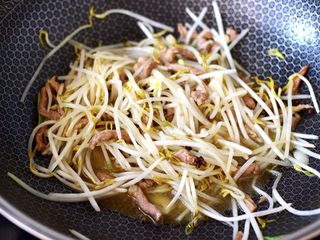12、韭菜炒豆芽,大火继续快速翻炒至绿豆芽变软。