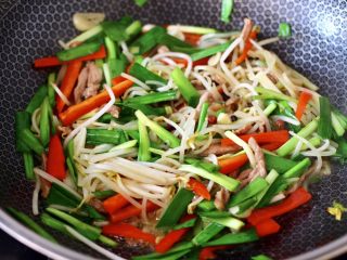 14、韭菜炒豆芽,大火快速翻炒至所有的食材和调料，混合均匀后即可关火。