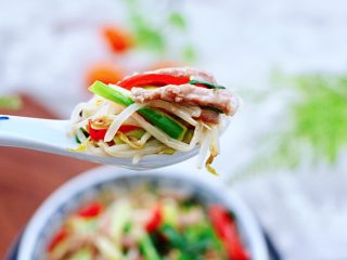 15、韭菜炒豆芽,清爽鲜美又不油腻，关键是下饭又下酒哟，搭配米饭和面条都不错。