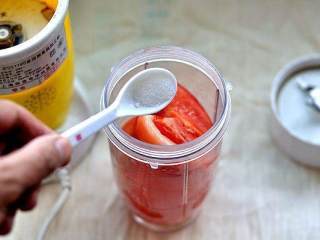 2、自制番茄酱,把西红柿块放入料理机搅拌杯，洒入少许精盐调味。