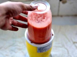 3、自制番茄酱,打开机器，把西红柿搅拌成酱汁状。