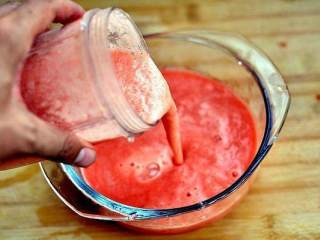 4、自制番茄酱,把西红柿打成酱汁后，倒入干净容器里备用。