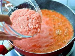 5、自制番茄酱,锅里倒入植物油，油热后倒入西红柿酱汁一同加热。