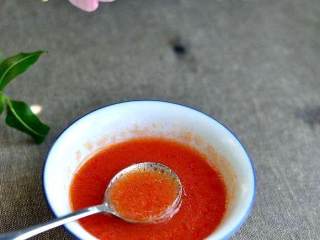 11、自制番茄酱,用勺子轻轻拨弄加快降温