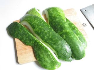 2、鱿鱼炒冬瓜皮,削去冬瓜皮，削稍微厚一点