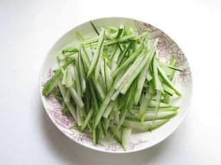 3、鱿鱼炒冬瓜皮,切成细丝备用