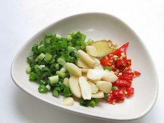5、鱿鱼炒冬瓜皮,将葱、姜、蒜、辣椒切好