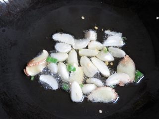 6、鱿鱼炒冬瓜皮,热锅注入油后烧至7成热，先放入姜蒜炸出香味