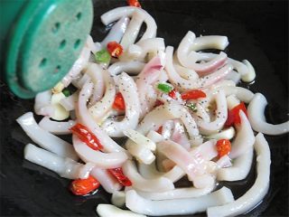 8、鱿鱼炒冬瓜皮,加入黑椒碎调味