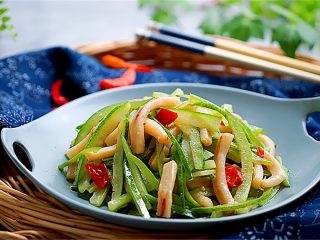 12、鱿鱼炒冬瓜皮,装盘，品尝一下冬瓜和鱿鱼交融在一起的海鲜美味吧！