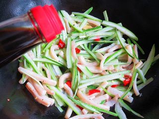 10、鱿鱼炒冬瓜皮,喜欢酸辣口味的，还可以放点儿醋，更开胃哦