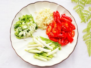 2、拿肉都不换的素炒香菇,小葱切断，青红椒斜刀切，大蒜切丁放入盘中备用，香菇切片。